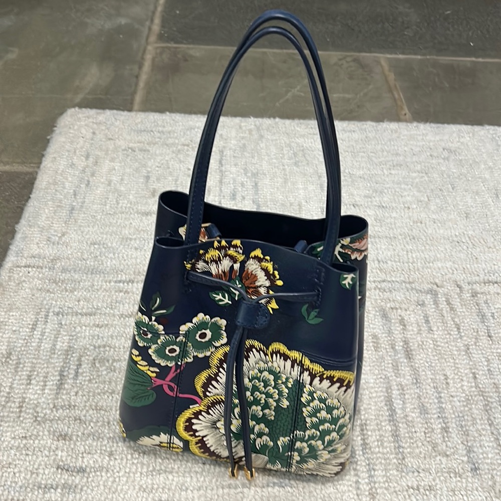 TORY BURCH bucket bag. Only used a handful of times. Missing crossbody strap.